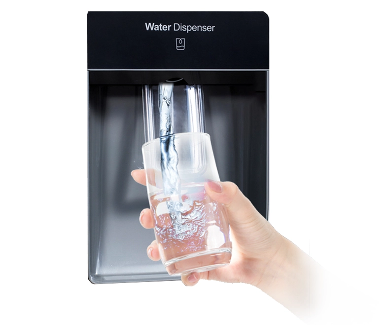 Llenando vaso de agua con el dispensador de agua